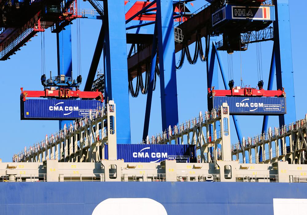 2166_1071 Container der Reederei CMA CGM werden im Hamburger Hafen entladen. | Container Terminal Burchardkai CTB